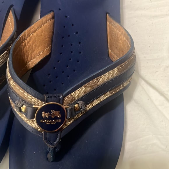 Coach - Picture 3 of 4